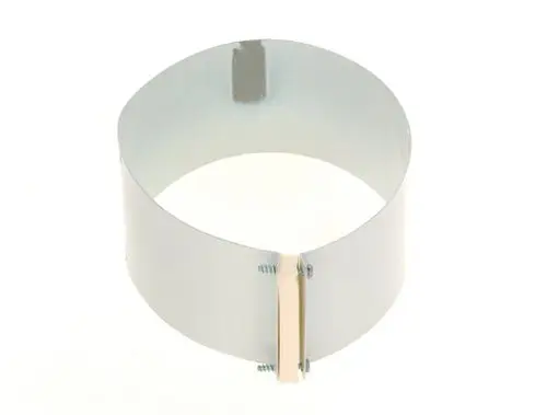 BOSCH Metall-Schelle in zylindrischer Form, mit Schrauben zur Befestigung, auf weißem Hintergrund.